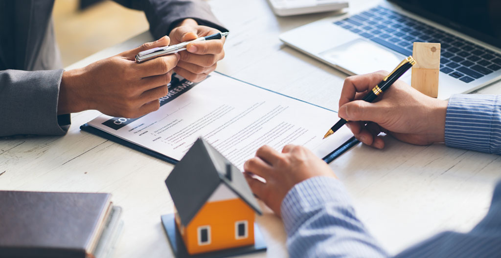 Vue de dessus d'un bureau avec documents de vente immobilière organisés en séquence : estimation, diagnostics, compromis et acte notarié, illustrant les étapes d'une revente optimisée.